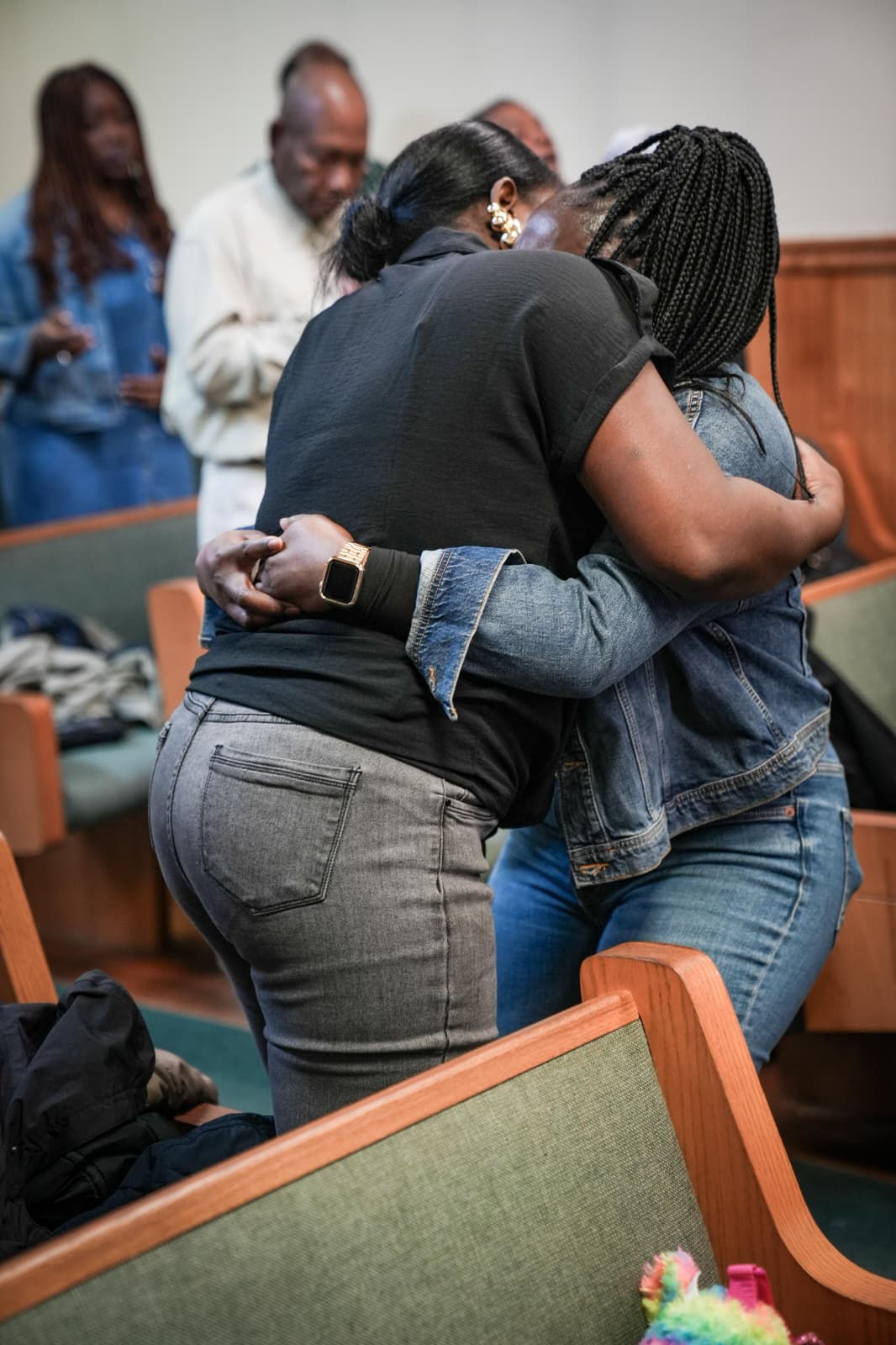 Hermanas abrazándose en adoración