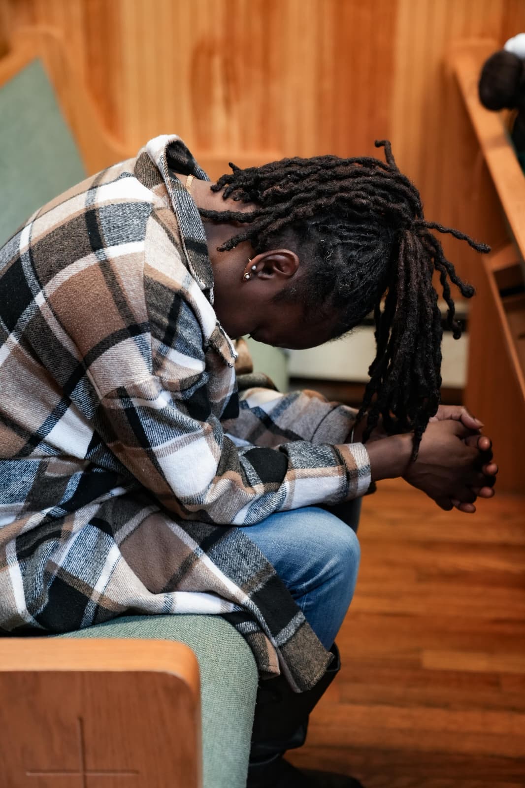 Joven en oración